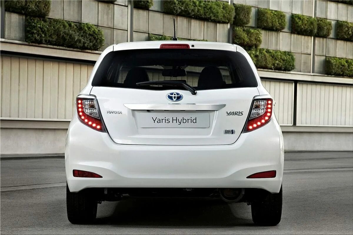 Toyota Yaris Hybrid. Тойота Ярис 2013. Тойота Ярис кросс гибрид. Гибриды (2013). Yaris hybrid