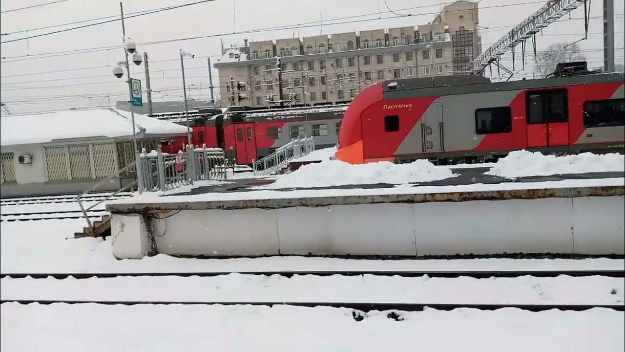 Электропоезд. Станция фаянсовая. Прибывать к станции. Электричка каннельярви спб