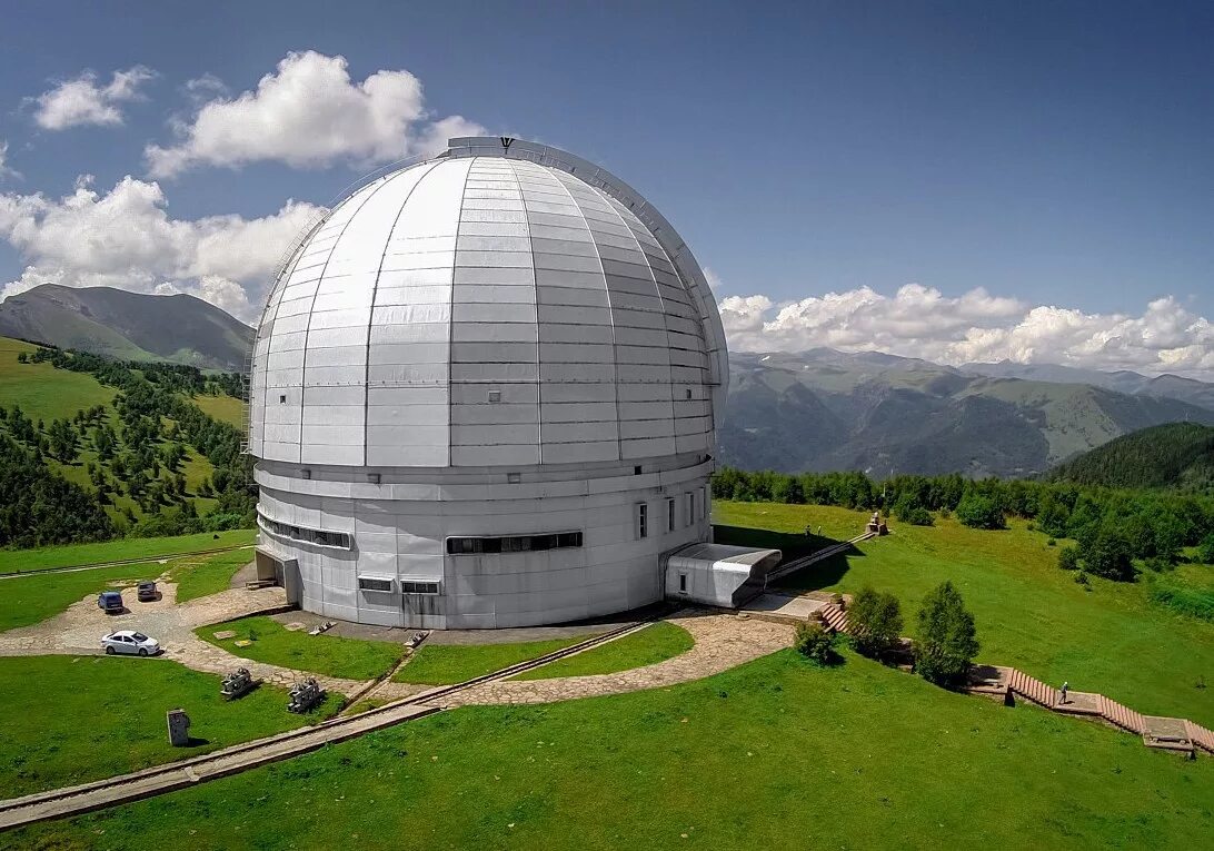 Самый большой телескоп в мире находится. Телескоп БТА Архыз. Обсерватория РАН Архыз. Зеленчукская астрофизическая обсерватория. Кавказская Горная обсерватория ГАИШ МГУ.