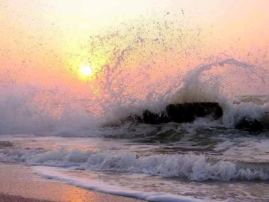 Волнительно или волнующе. Море волнуется. Волнующее море. Море, волны. Волнительное море.