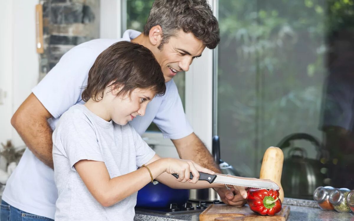 уход за пожилым человеком. забота о домашних животных. помогать пожилым. проявление заботы человека.