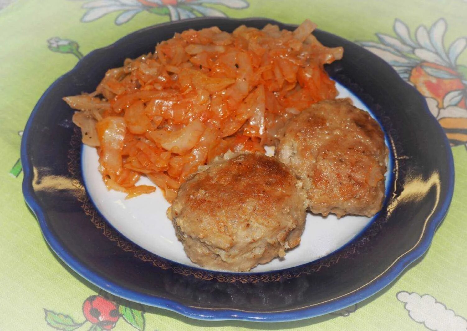 Котлеты из трески от юлии высоцкой. Тушёная капуста с котлетами. Рыбно овощные котлеты. Рыбные котлетки с морковью. Котлеты с капустой.