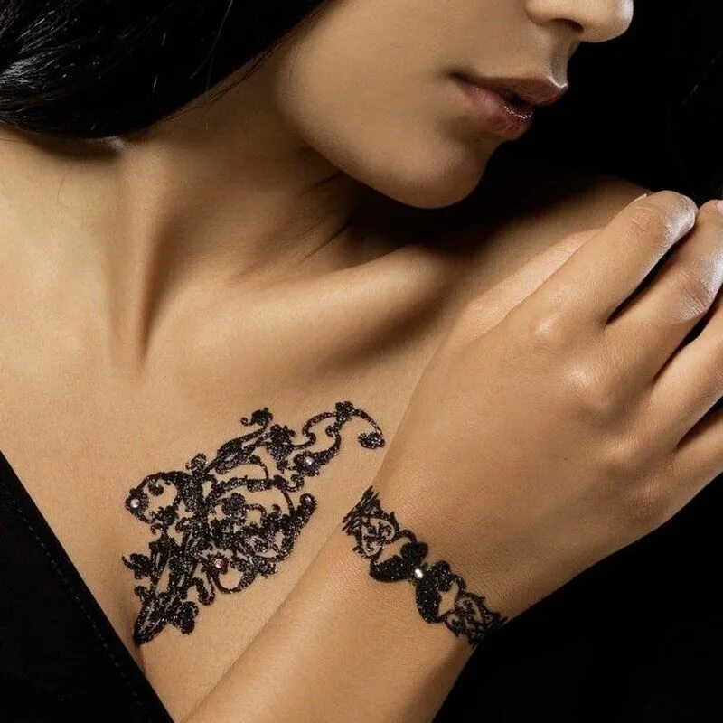 женщины с тату в 40 лет. тату браслет на плече для девушек. жанна фриске татуировки. небольшие тату для девушек. тату для девушки 40 лет.