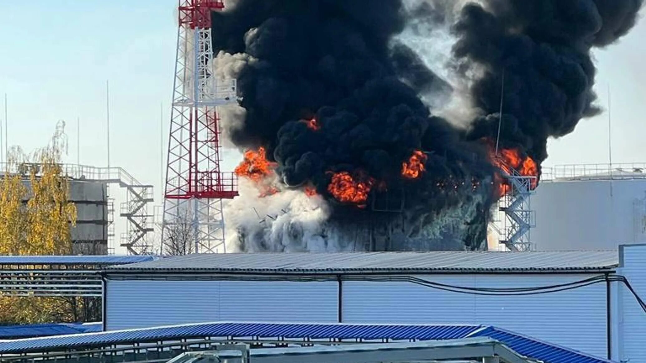 Где в курске горела нефтебаза. Пожар нефтебазы в Белгороде 2022. Белгород Нефтебаза после пожара. Пожар на нефтебазе в Белгороде. ВСУ обстреляли нефтебазу в Белгороде.