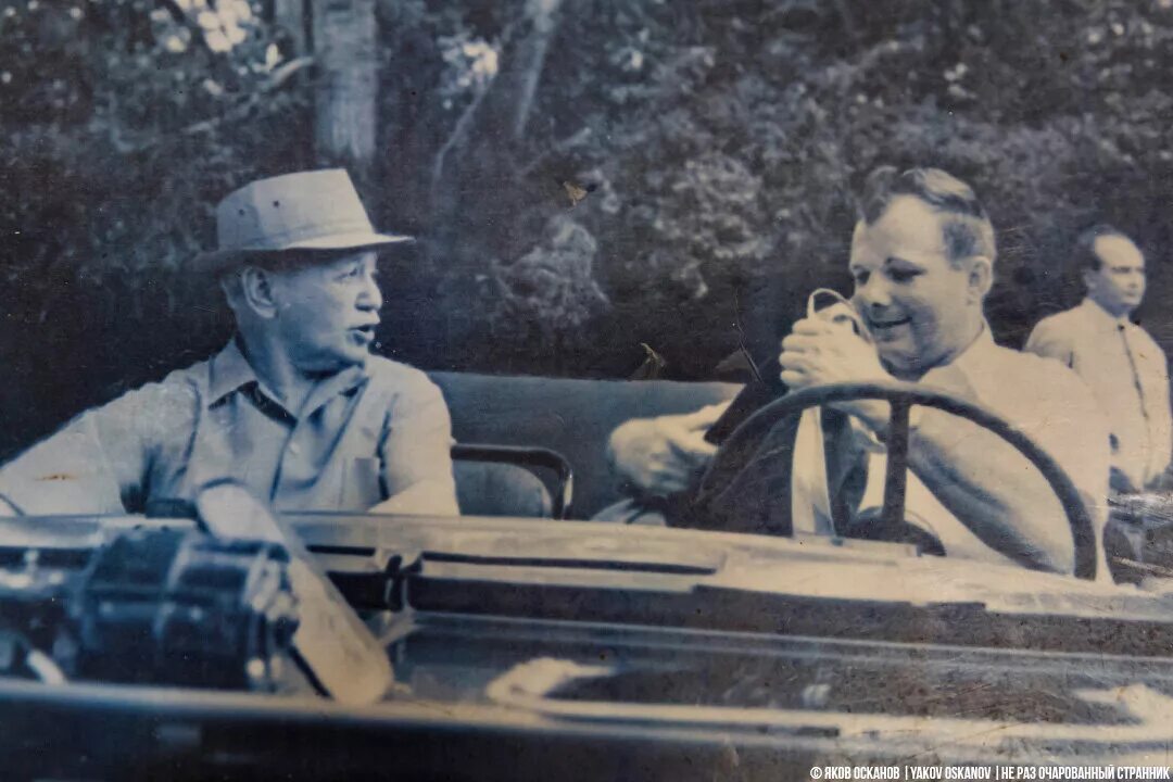 Гараж шолохова в вешенской. Гагарин в 1967 году. Шолохов и машины. Машины шолохова. Станица вешенская усадьба шолохова.