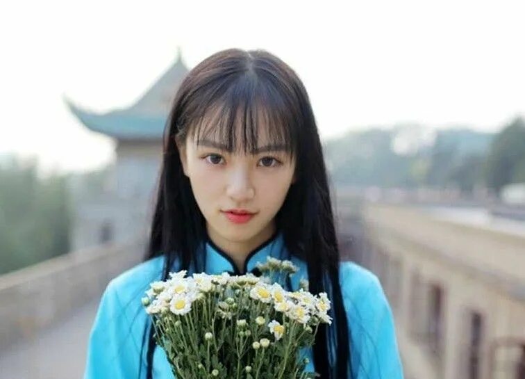 Relax песня. Garden girl. Beautiful girls песня love juan. Хена kpop. A girl from the song.