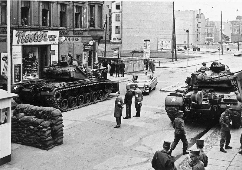 Танковое противостояние у кпп «чарли». Берлинский кризис 1958-1961. Американские и советские танки в берлине 1961. Инцидент на кпп. Инцидент на кпп.