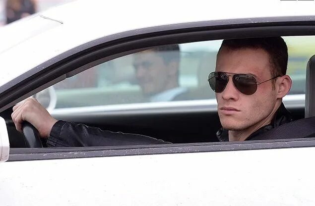 Керем бурсин. Машина керема. Kerem bursin bmw. Керем бурсин папарацци. Керем бурсин реклама бмв.