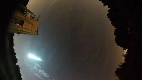 Яркий огненный шар на небе образовавшийся