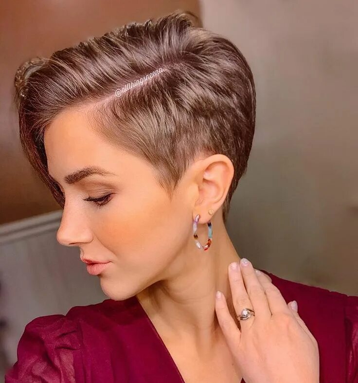 Стрижки пикси 2022 на средние волосы. Bowl cut стрижка. Короткие прически женские. Стрижка 2025 женская на короткие волосы. Стрижка пикси 2023 женская модная стрижка.
