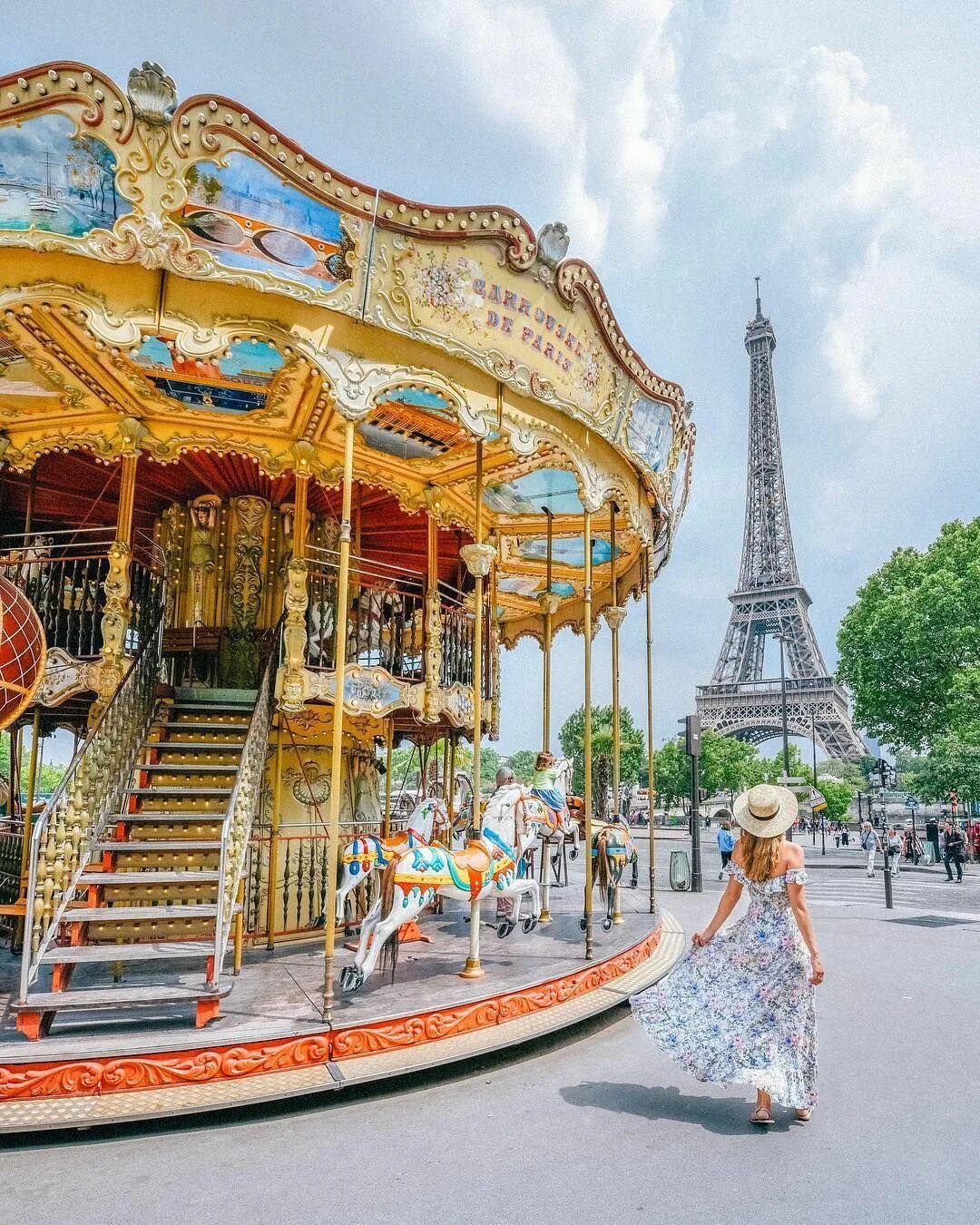 Карусель в центре москвы. Карусель в городе. Гянджа парк аттракционов. Картина карусель в париже. Парк аттракционов амусемент парк.