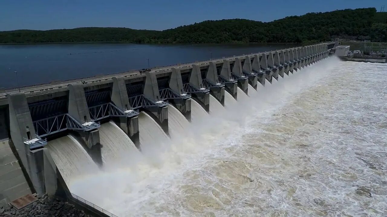 Падающая вода с плотины