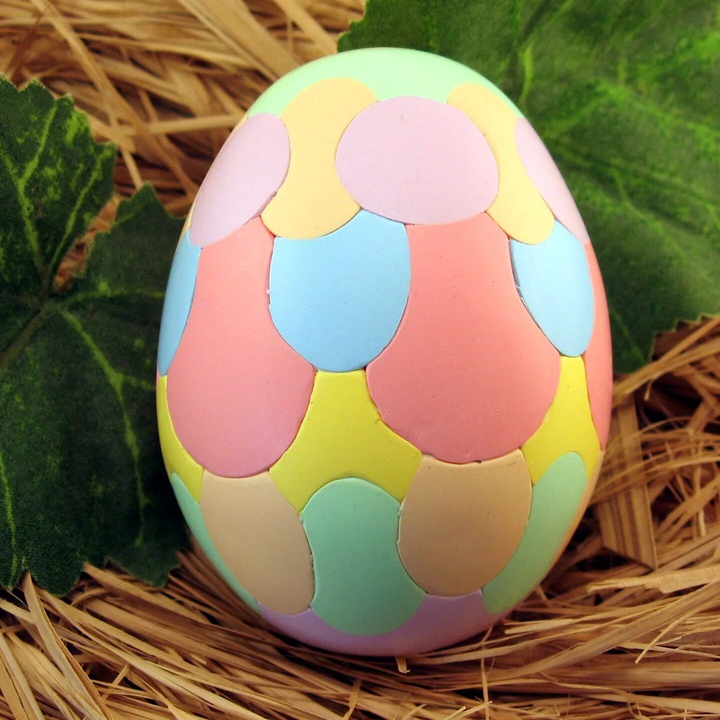 Красивые яйца своими руками. Украшение пасхальных яиц. Украшение яиц на Пасху. Украсить пасхальное яйцо. Яйца пасхальные декоративные.