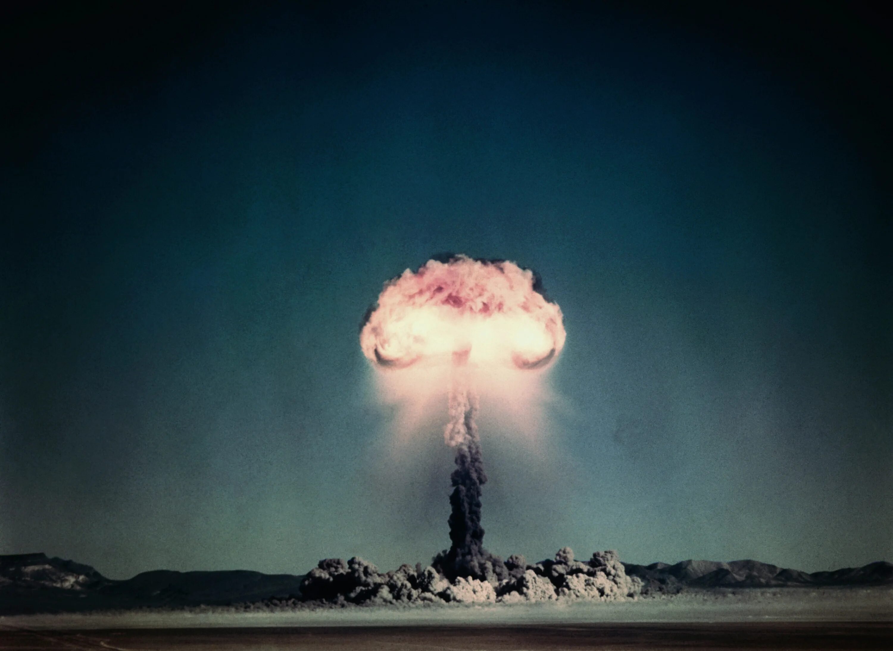 Атомные испытания. Ядерный взрыв. Взрыв ядерной бомбы. Наземный атомный взрыв. Ядерный гриб из космоса.