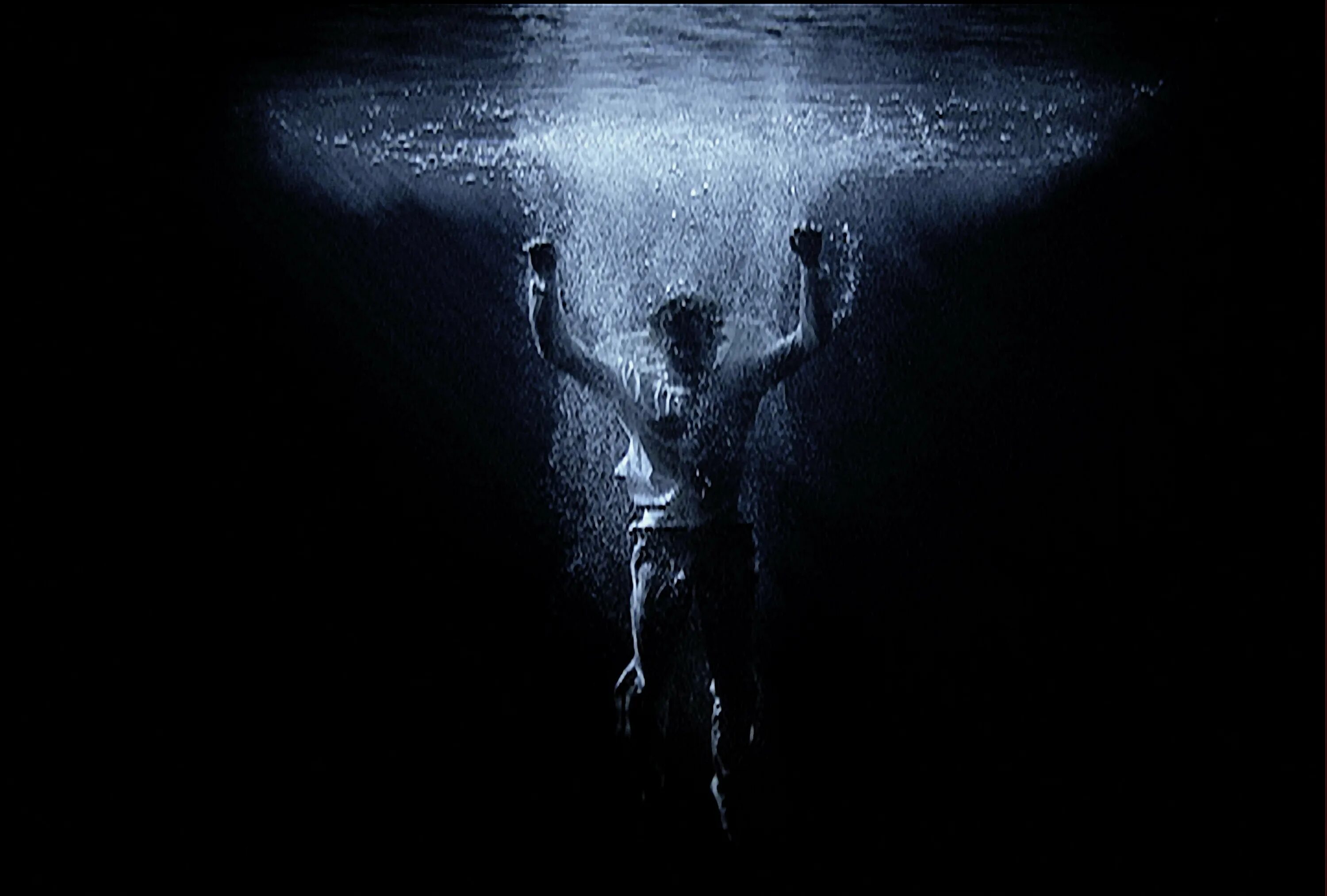 Омега утонувший во тьме. Билл Виола. Билл Виола видеоарт человек. Тонущий человек под водой. Человек тонущий во тьме.