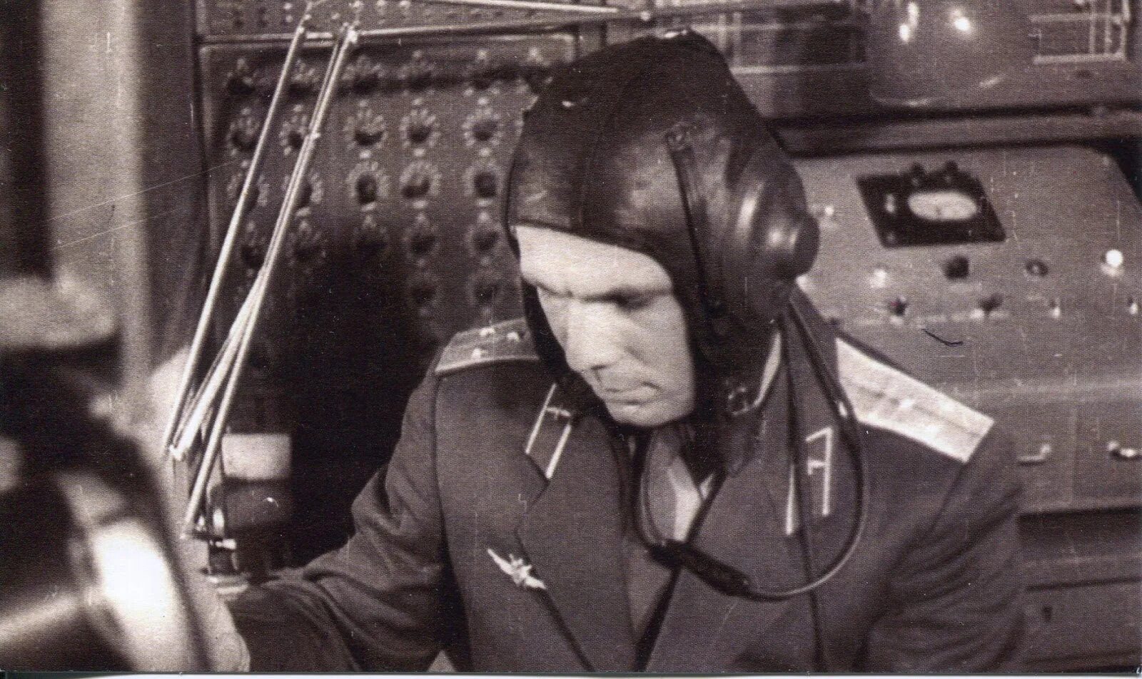 Первый самолет юрия гагарина. Гагарин летчик. Гагарин 1959.