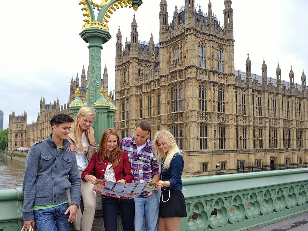 В лондоне жена жила. Экскурсия Англия. Туризм в Великобритании. Туристы в Великобритании. Туристы в Лондоне.