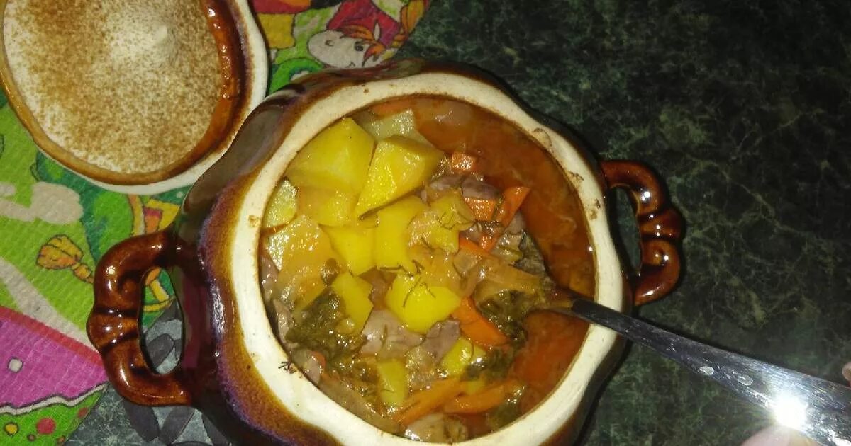 сердечки в горшочках в духовке с картошкой. куриные сердечки в горшочках. грибы в горшочке. сердечки в горшочках в духовке с картошкой. говядина в горшочке в духовке.