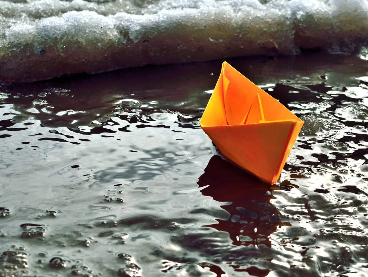 Бумажный кораблик плывет. Бумажный кораблик. Кораблик на воде. Бумажный кораблик в ручейке. Красивый бумажный кораблик.