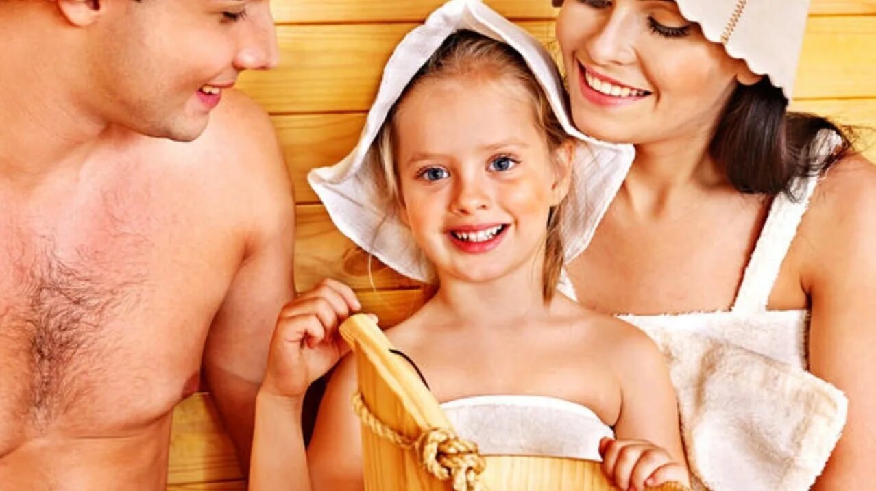 Сауна дети. Финская сауна дети. Малыш в бане. Семейные пары в сауне с детьми.