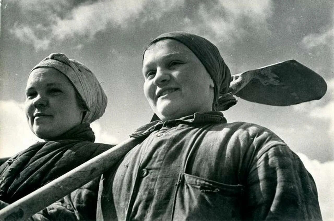 Пятеро тружениц. Советские женщины. Советские люди. Советские женщины труженицы.