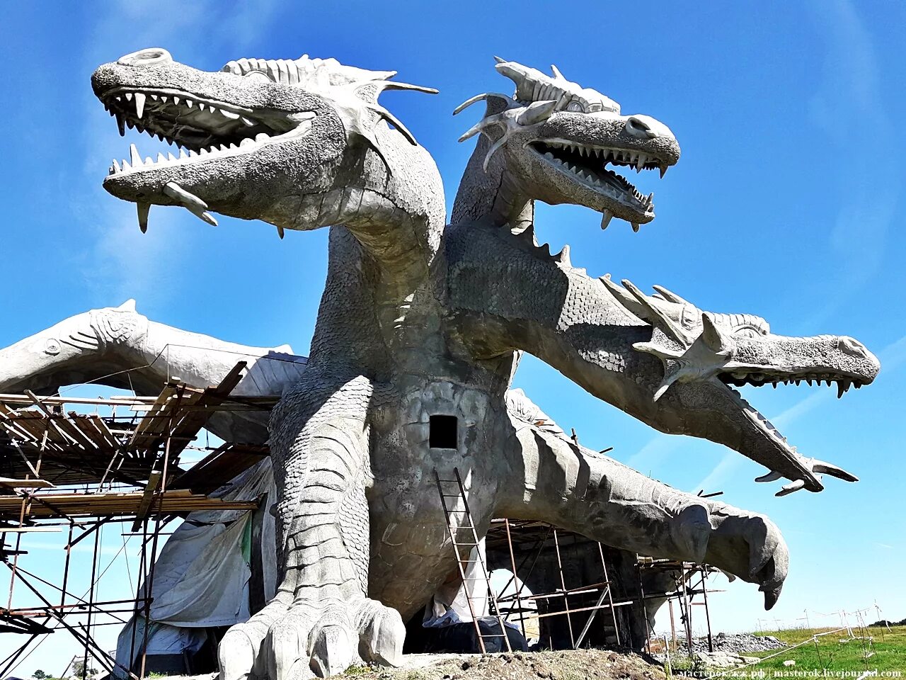 Змей Горыныч трехголовый дракон. Памятник трехголового дракона. Скульптура дракона Кудыкина гора.