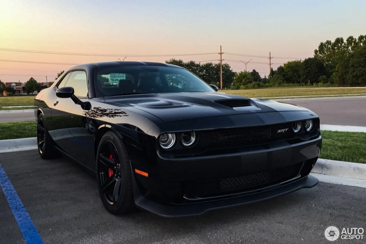 Дочь челленджер. Dodge Challenger СРТ. Додж Challenger srt8. Додж Челленджер СРТ 8 черный. Dodge Challenger srt Hellcat.