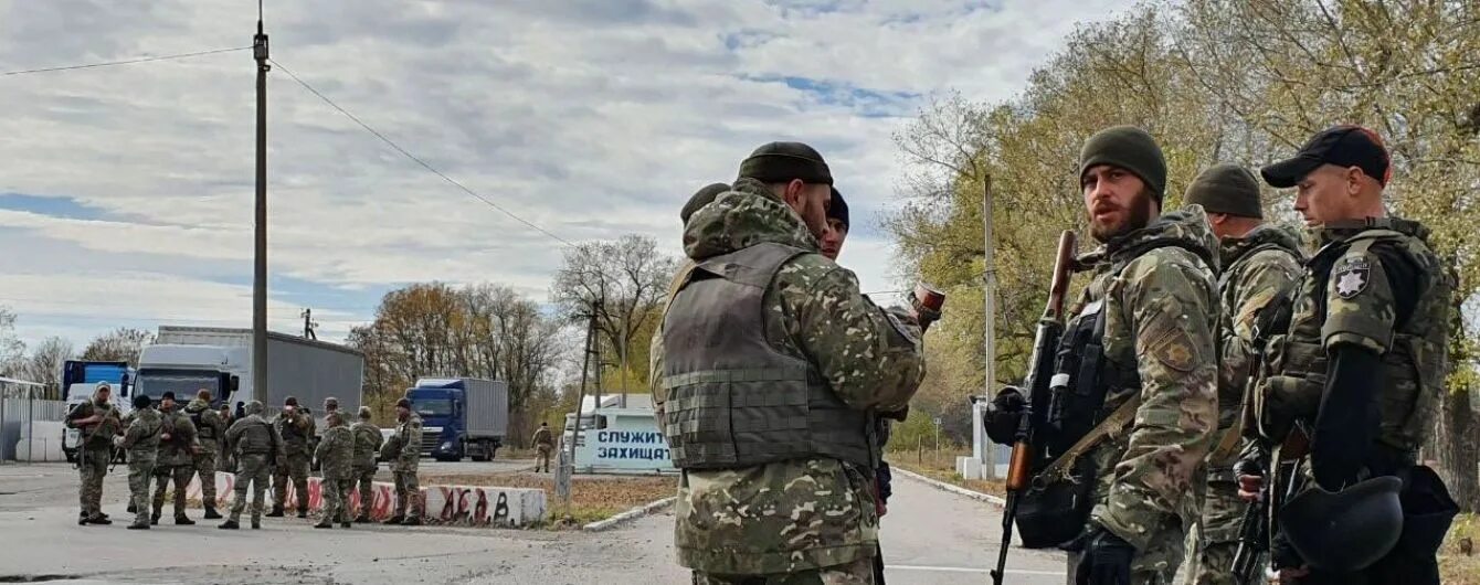 Весело сегодня в москве снбо украины. Полиция Украины на блокпостах. Ситуация на Донбассе Кременная сейчас. Нацбаты обыскивают сепара.