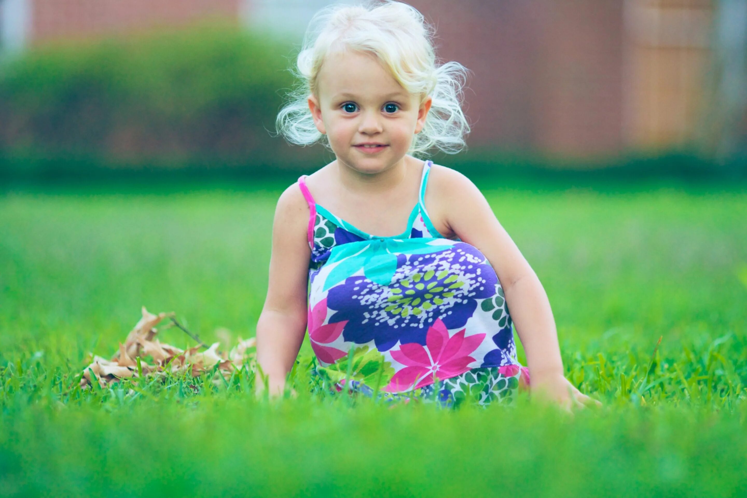 Видео где маленькие девочки. Ребенок девочка. Дети и природа. Девочка на лужайке. Фон зелень для детей.