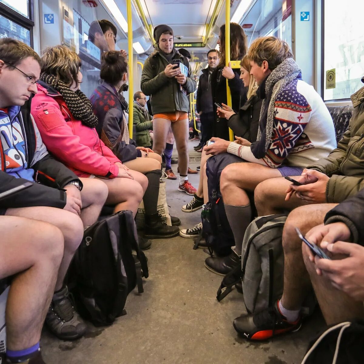 No Pants Subway Ride Москва метро. Флешмоб в метро без штанов. День без штанов в метро. В метро без штанов Москва.