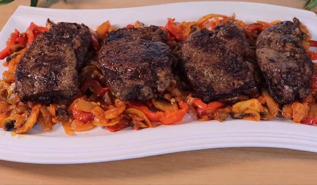 Рецепт говяжьей печени с овощами. Печень говяжья с овощами. гарнир к печени говяжьей. с чем сочетается говяжья печень гарнир.
