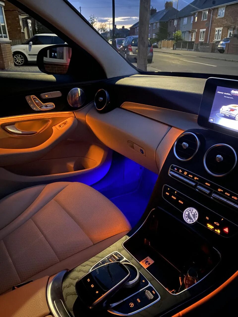 Опции мерседес. Ambient Lighting Опция Мерседес. Подсветка салона w205. Амбиентная подсветка в 210 Мерседес. Эмбиент Лайт Мерседес.