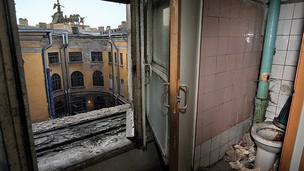 балкон в коммунальной квартире. старый фонд санкт-петербурга. дом с лоджиями многоэтажный. лоджия совмещенная с комнатой. балкон в коммунальной квартире.