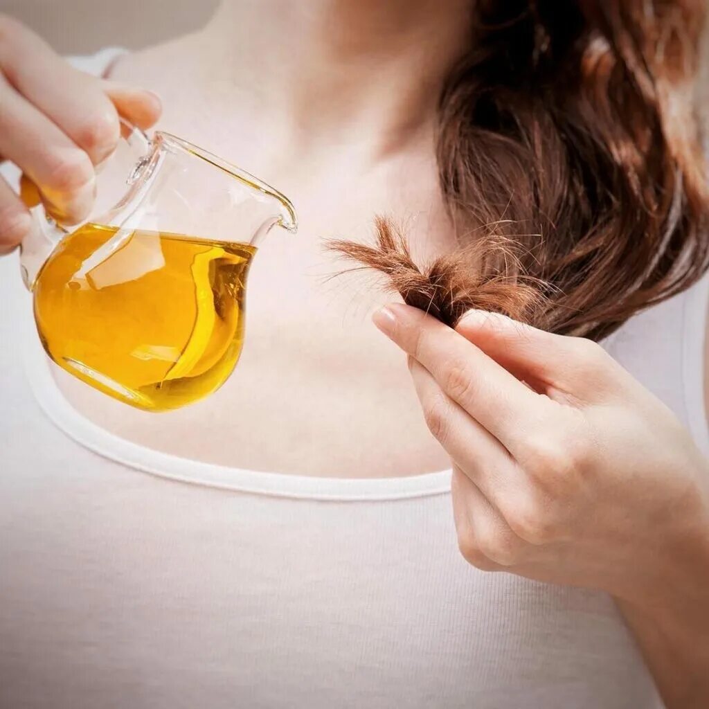 Нанесение масла на волосы. Olive Oil for hair. Argan Oil маска для волос. Как наносить масло на волосы. Подсолнечное масло для волос