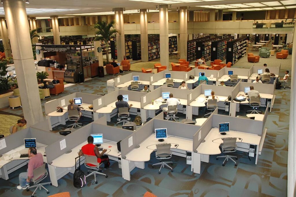 Компьютеры в читальном зале. Зал библиотеки. Библиотека будущего. Современное библиотечное оборудование.