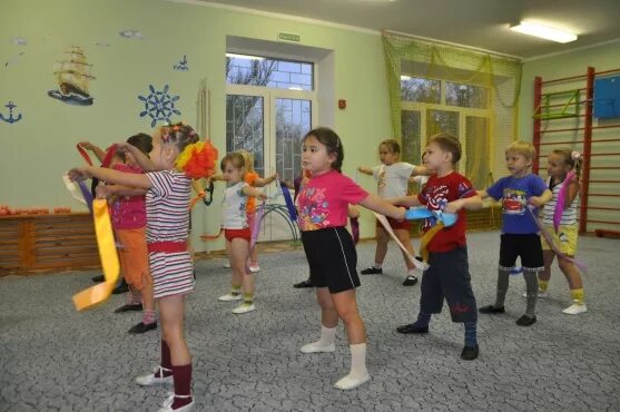 Занятия физкультурой в детском саду старшая группа. Гимнастика в детском саду. Физкультура в детском саду. Утренняя гимнастика в детском саду. Физкультура в ДОУ старшая группа.