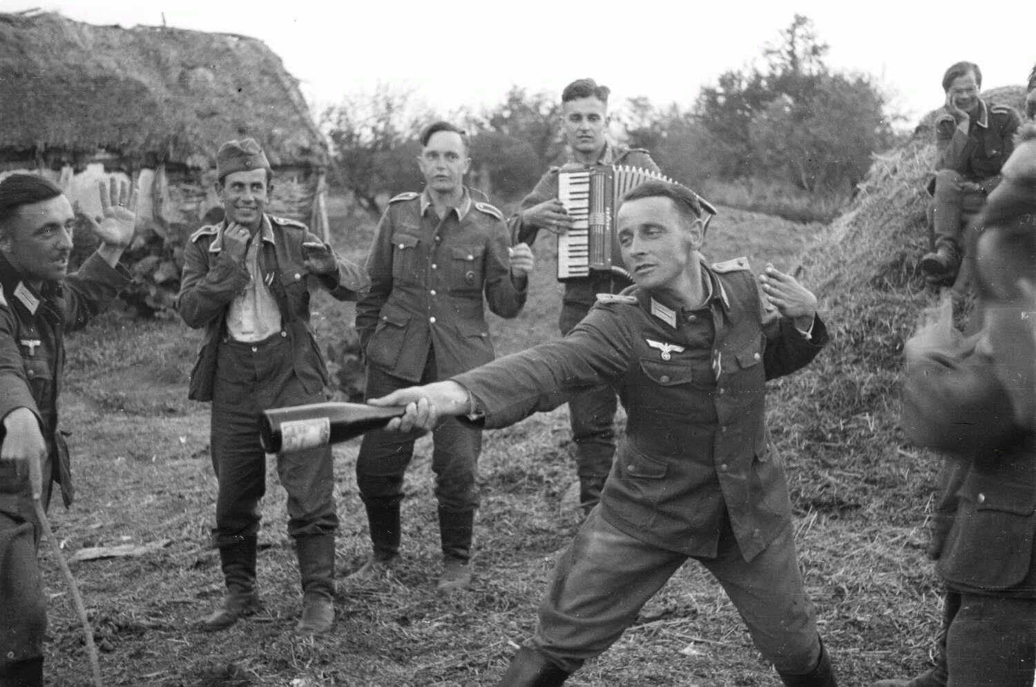 Куда отправили немцев. Унтер-офицер вермахта. Куда отправили немцев. Арденны 1944 гитлерюгенд. Восточная пруссия 1945 пленные.