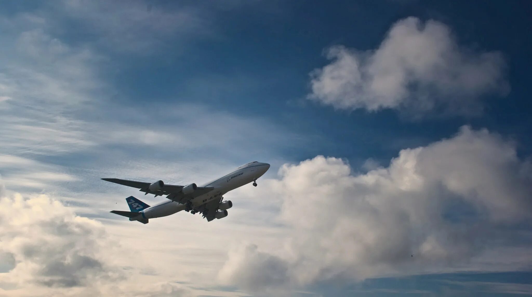 самолеты в небе сейчас. полет в небе. миг 29 форсаж. стали летать самолеты. полет.