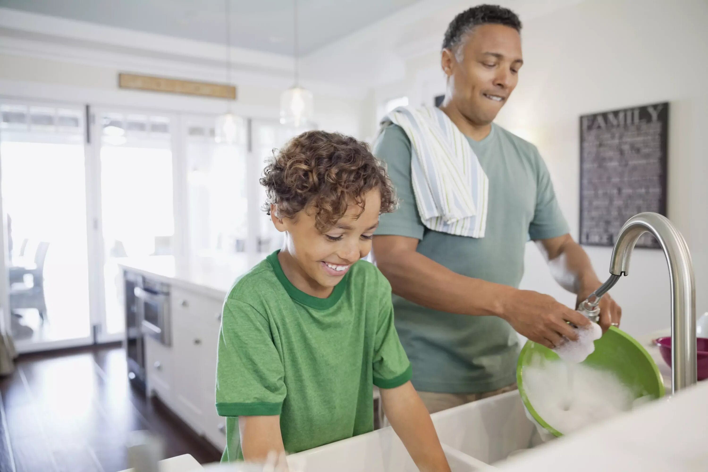 Do your dishes. Дети помогают родителям. Ребенок помогает по дому. Уборка дети. Помогать маме по дому.