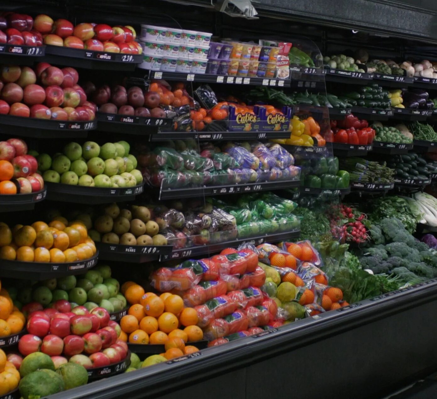 Где купить фрукты овощи. Выкладка овощей и фруктов. Выкладка овощей и фруктов в магазине. Выкладка фруктов в магазине. Красивая выкладка овощей и фруктов.