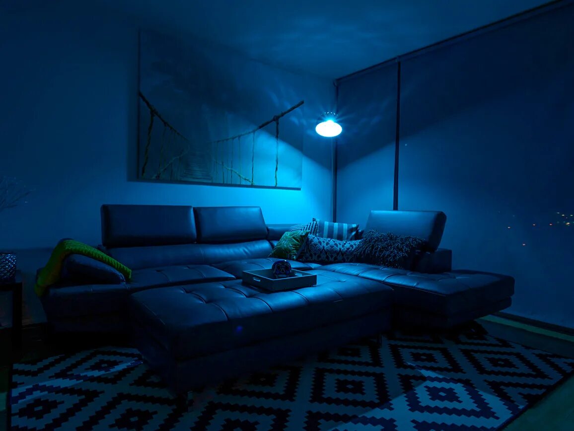 Темная комната с подсветкой. Синяя подсветка для комнаты. Комната с синей подсветкой. Неоновая спальня. Квартира в темноте