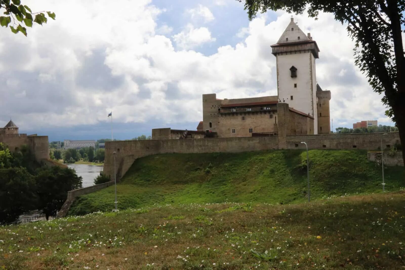 Город нарва 1. Город Нарва Эстония. Нарва (город в эстонской ССР). Нарвский замок Эстония. Крепость Нарва.