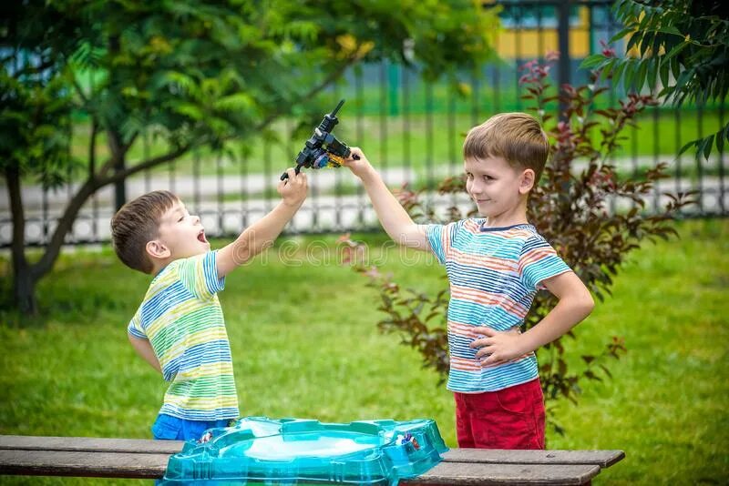 Play span. Две мальчишки игры. Two boys playing. Kids playing Spinner. Деятельность несколько мальчики в игре картинки.