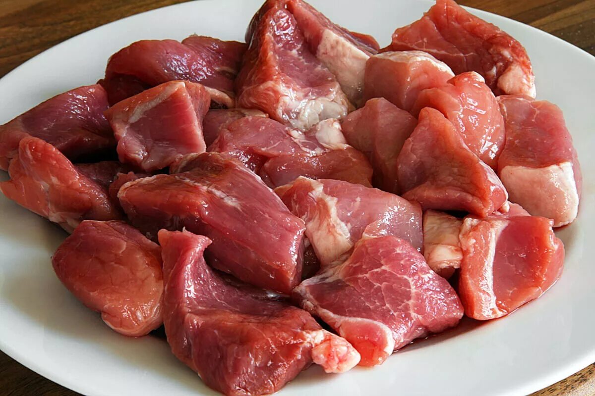 Мясо свиное жирное. Мясо нарезанное кусочками. Свинина порезанная кусочками. Ломтики свинины. Кусок мяса.