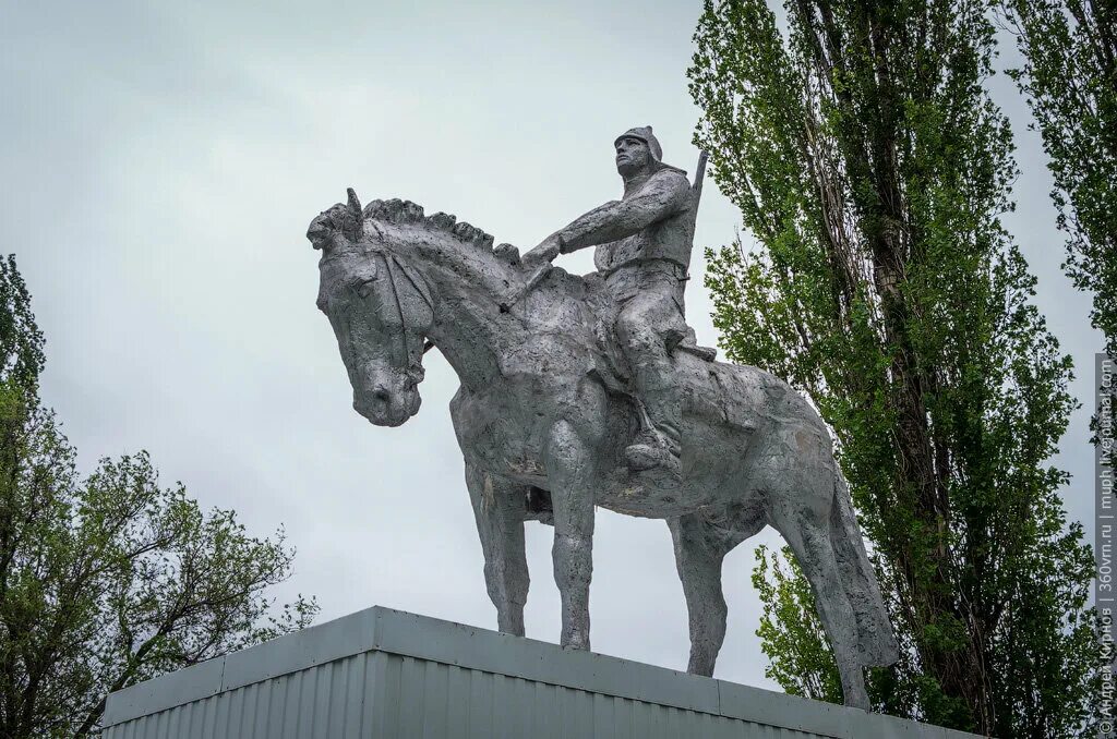 Богатырское село. Памятник гражданской войне с конями. Памятник красноармейцу на коне. Памятники красноармейцев с лошадью. Тамбовский конь памятник.