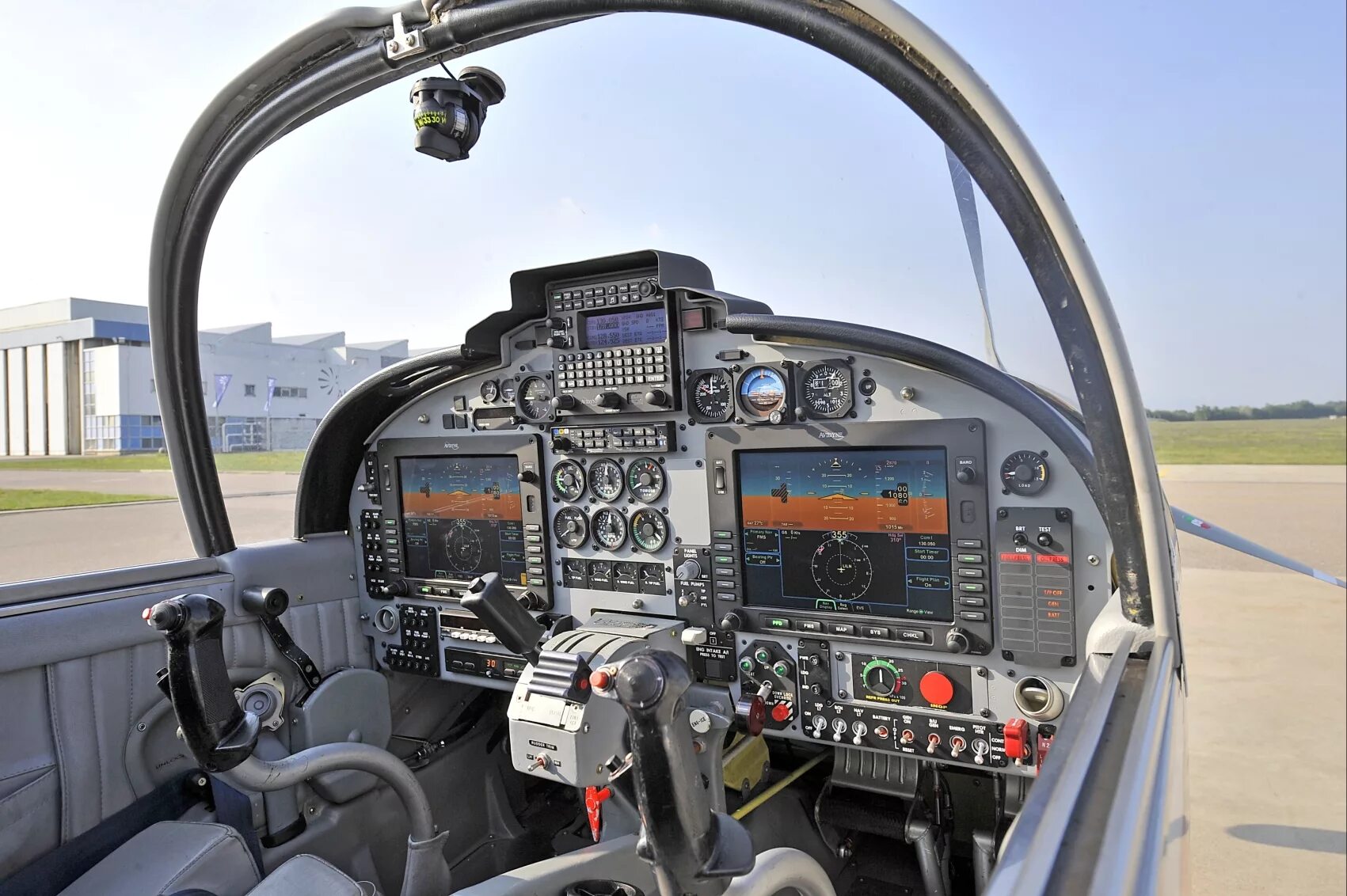 Как управлять истребителем. Aermacchi m-346 кабина. M-346 Cockpit. Cockpit стеклянная кабина. J-11b Cockpit.