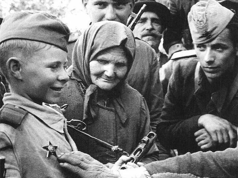 Мальчик на дне победы. Дети Партизаны Великой Отечественной войны 1941-1945. Коля Печененко Пионер герой.