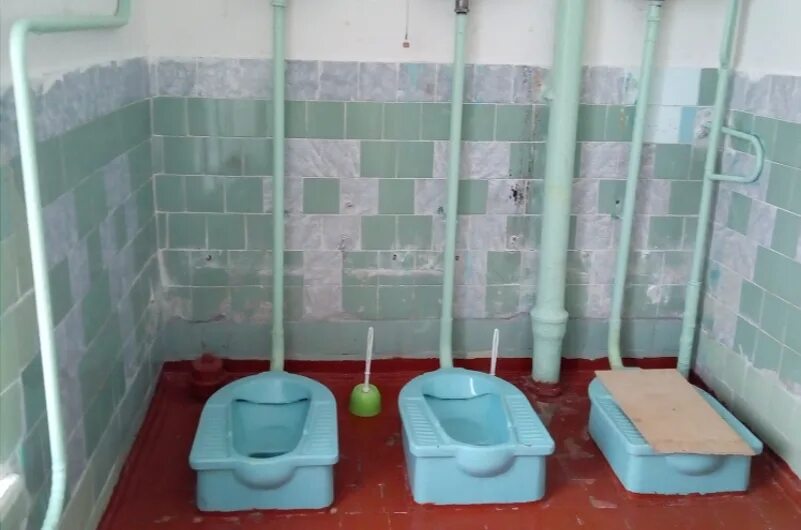 Ученики в школе туалеты. Туалетная комната в школе. Унитаз в школе. Унитазы для школьных туалетов. Школьный туалет девочек.