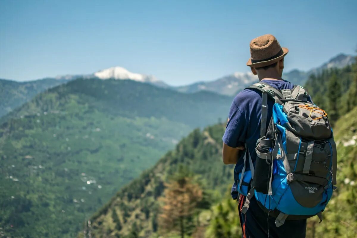 Опция путешественникам. Рюкзак la Sportiva Mountain Hiking 28 Backpack. Человек с рюкзаком. Пешеходный туризм. Пеший поход.