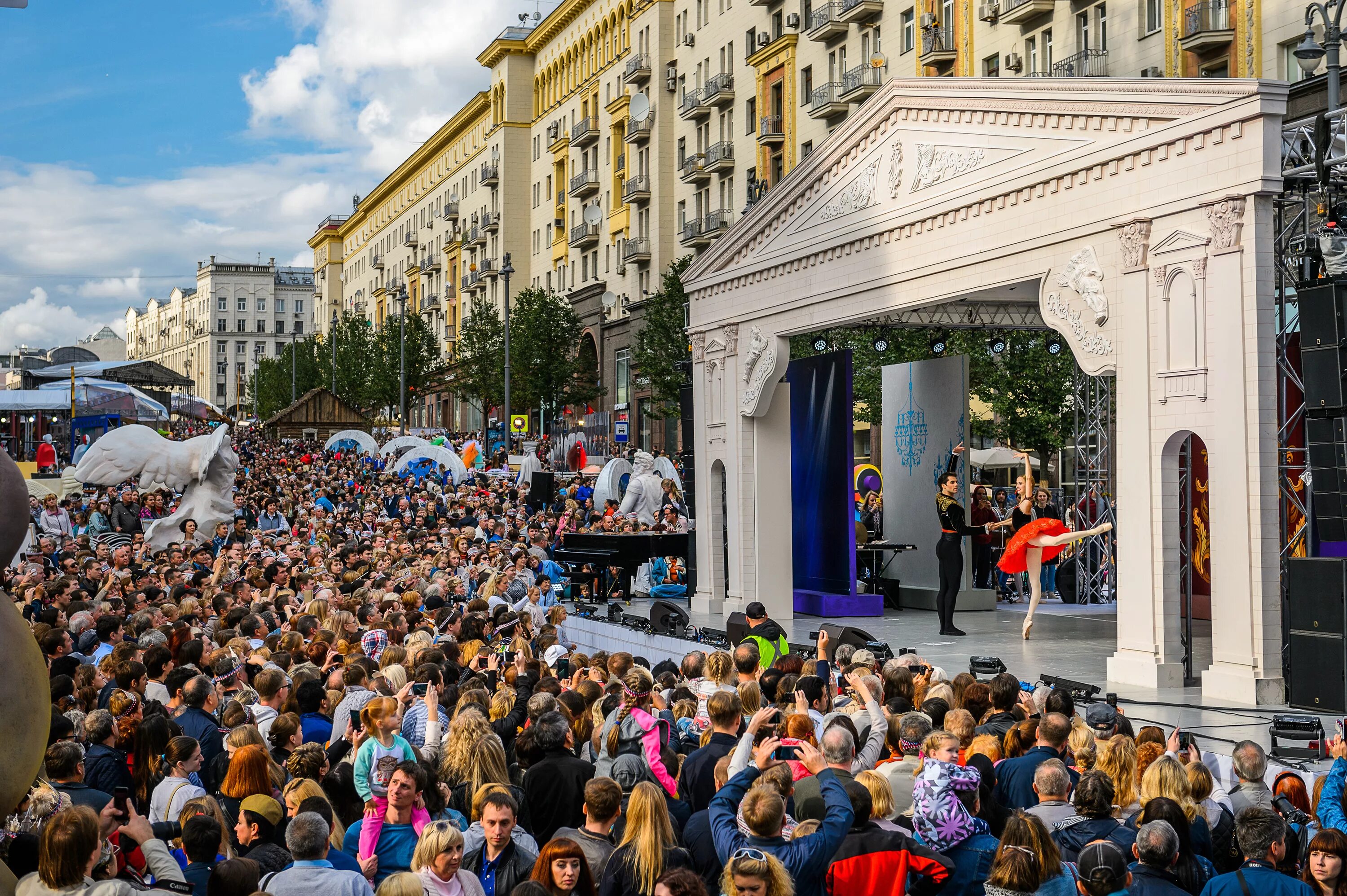 Скверик на Тверской улице в центре Москвы. Городской праздник. Москва праздник. Мероприятия в Москве. Мероприятия в городе в выходные